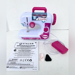 Singers Toy Sewing Machine Set